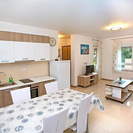 Maslina Iii Aparthotel Njivice